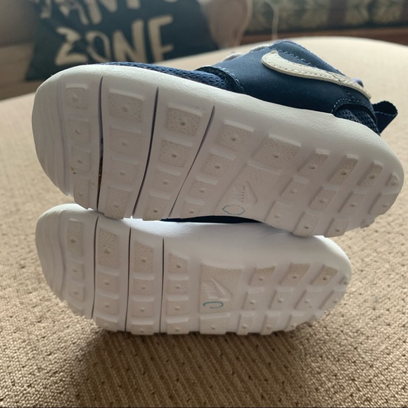 Toddler Nike Roshe Run. - Picture 3 of 4